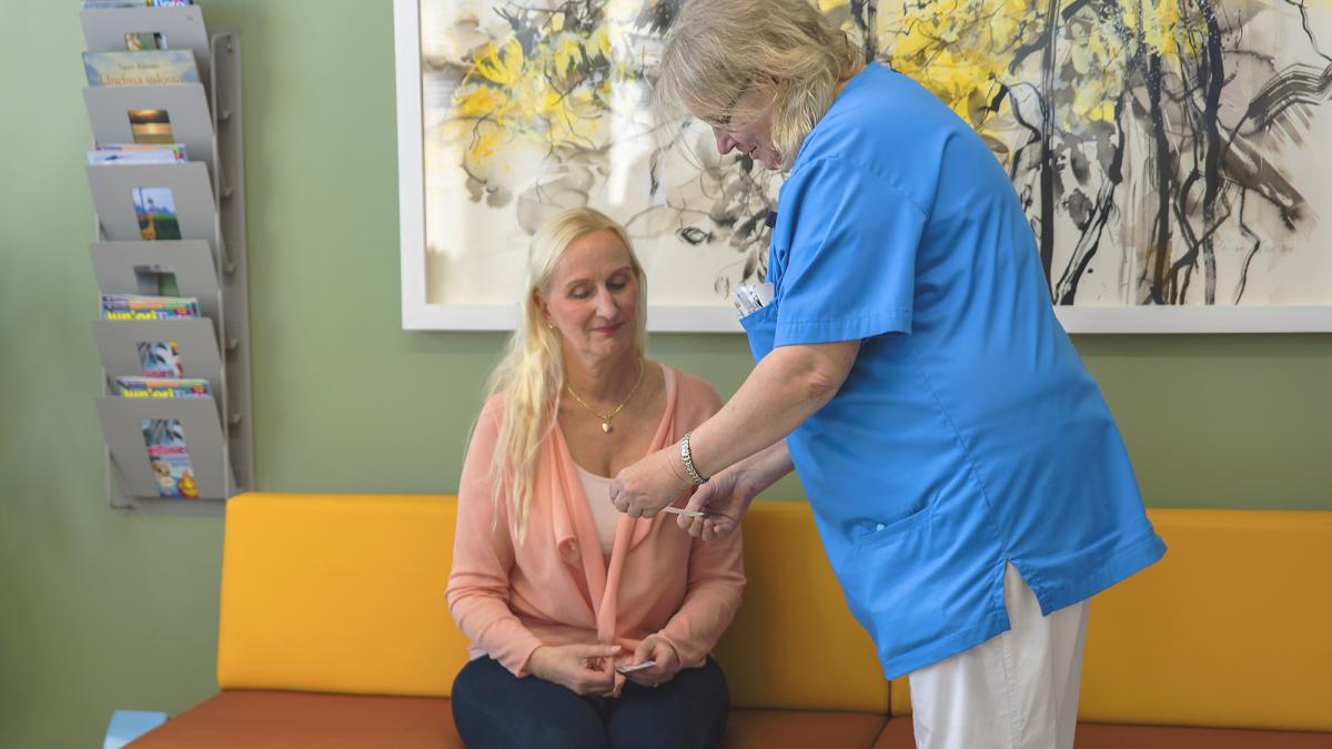 Yetuk ayollar bir yigitni sikishdi Sex with Animals ni onlayn tomosha qiling